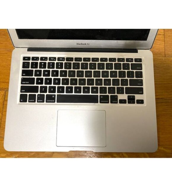 Macbook Air 13.3" Laptop - Intel Core i5 with 4GB Memory - 128GB SSD - Silver - Picture 3 of 10